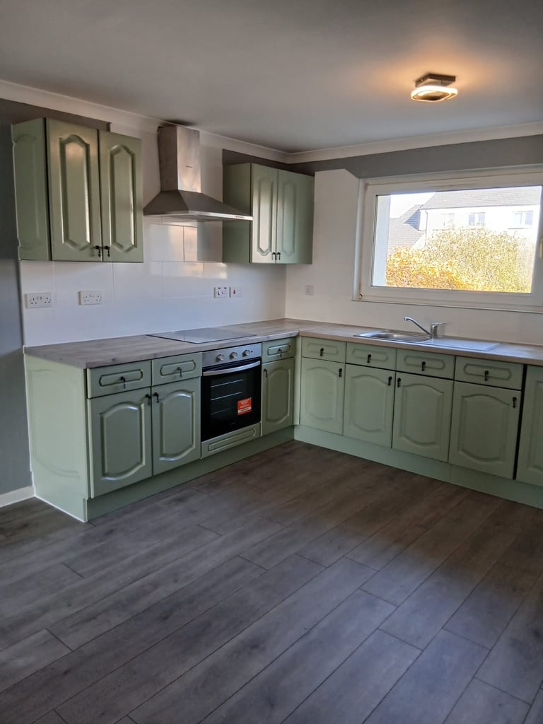 Newly Renovated 3 Double Bedrooms Flat with balcony 