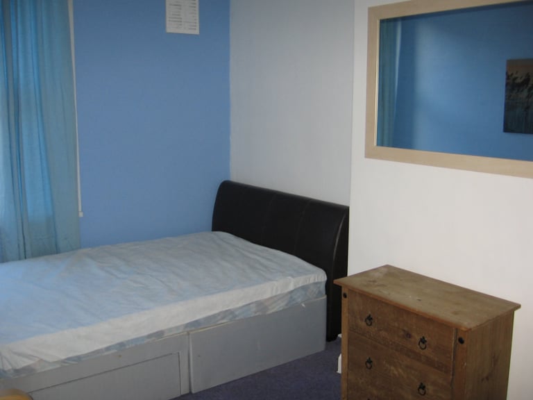 Large double room, Armley on whingate avenue, close to Leeds city centre & Bradford, low Bond