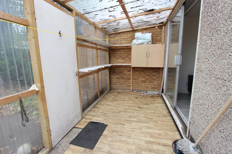 E6 Spacious GROUND FLOOR 1 bed flat with PRIVATE GARDEN. AVAILABLE NOW. Ideal for EAST HAM