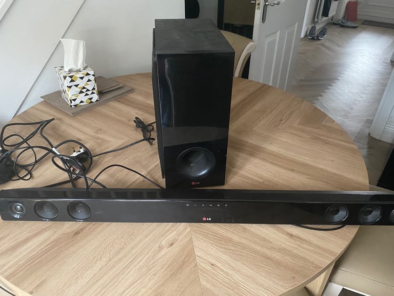 Lg 60’’ smart tv with sound bar