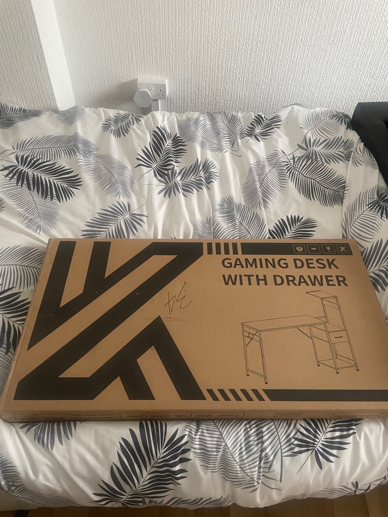 Gaming desk with drawer 