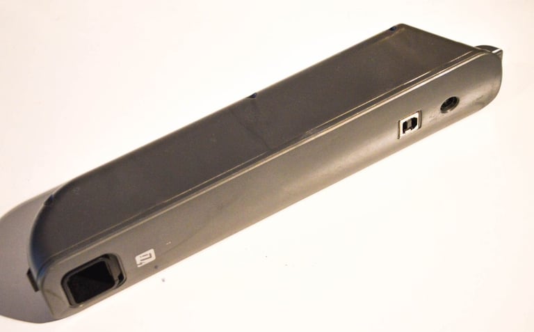 image for Genuine Gtech Air Ram 22.2V 2000mAh Battery (Original Airram MK1) with Charger, barely used