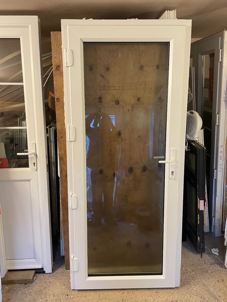 UPVC DOOR 208 x 91 cm NEW (LESS THAN 6 MONTHS OLD) - UPVC THERMAL DOUBLE GLAZED DOOR (REF: DX126)