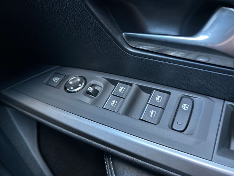 2025 Peugeot 5008 1.2 Hybrid 136 GT 5dr e-DSC6 HATCHBACK PETROL Automatic