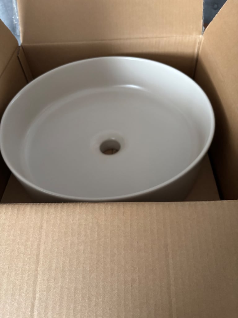 Ceramic countertop basin