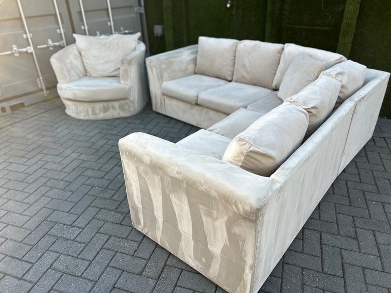 French velvet light beige corner sofa with matching cuddle chair DELIVERY AVAILABLE 🚚
