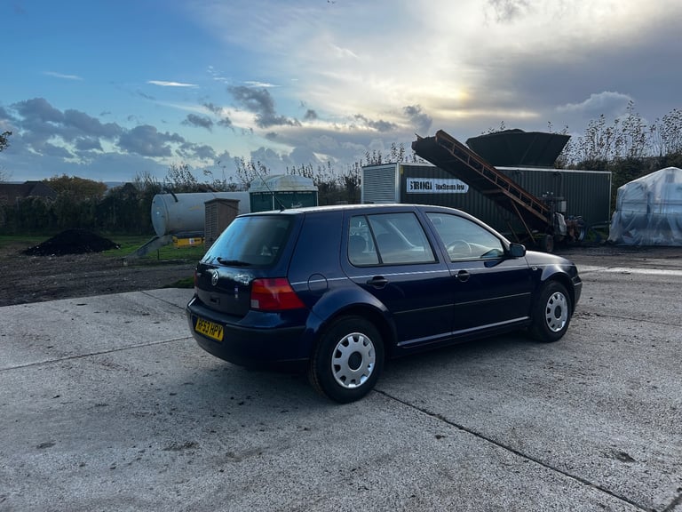 Volkswagen Golf with cruise control, ULEZ compliant, long MOT, great service history! - Image 5