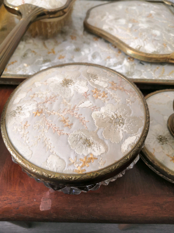 VINTAGE 7 PIECE VANITY SET 