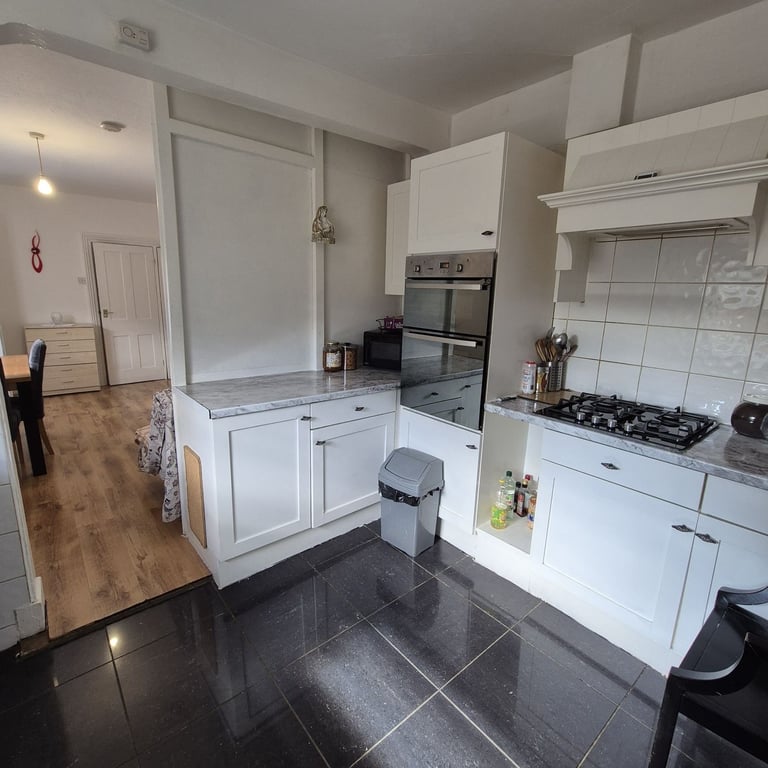 ONE double bedroom GARDEN maisonette within close proximity to Station & shops