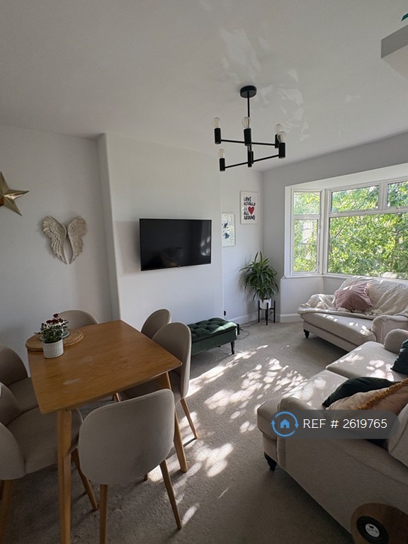 image for 3 bedroom flat in Fieldview, London, SW18 (3 bed) (#2619765)