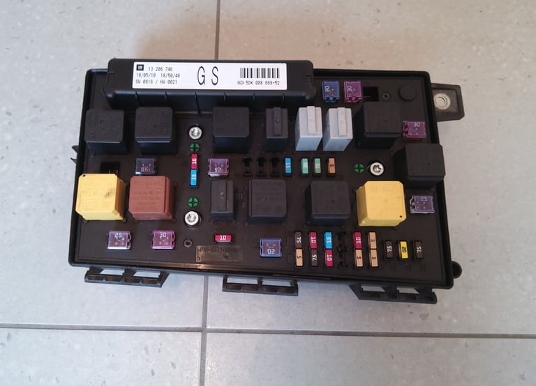 Astra H uec under bonnet electrical centre with code/car pass