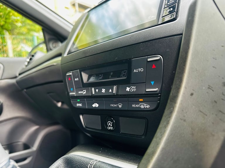 Great Condition Pearl-scent white Honda Civic 2016 5 doors