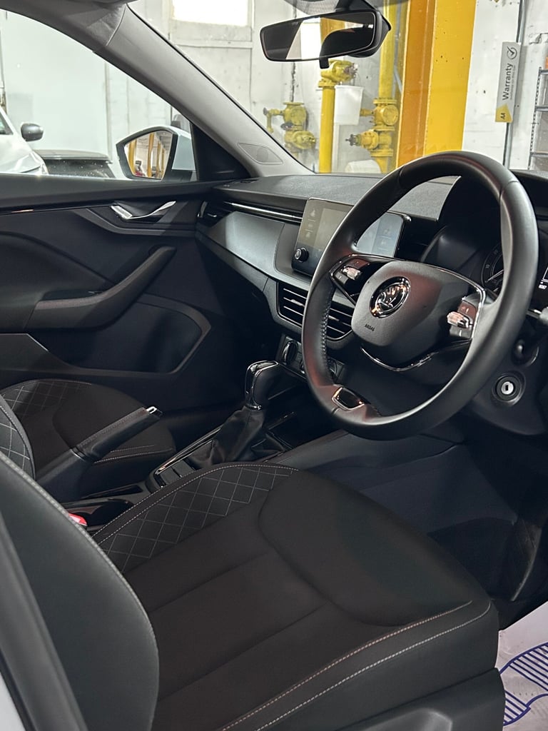 One Owner | Rear parking sensors| Apple Car play