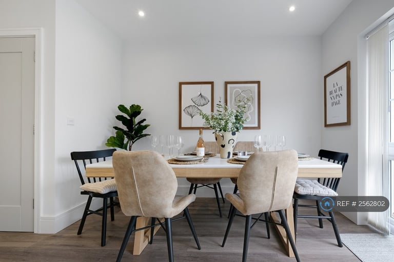 3 bedroom house in Green Park Village, Reading, RG2 (3 bed) (#2562802)