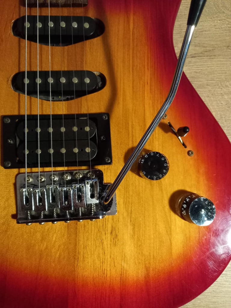 Washburn Maverick series BT-4CS electric guitar. Made between 1997-2002.