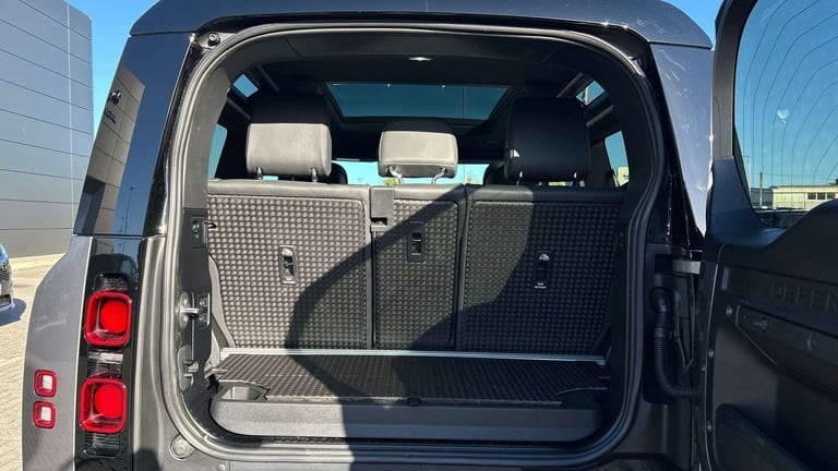 2024 Land Rover Defender 3.0 D300 X-Dynamic HSE 90 3dr Auto ESTATE DIESEL Automatic