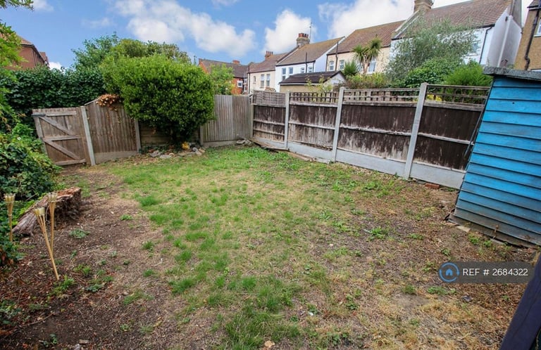 1 bedroom flat in Station Road, Westcliff-On-Sea, SS0 (1 bed) (#2684322)