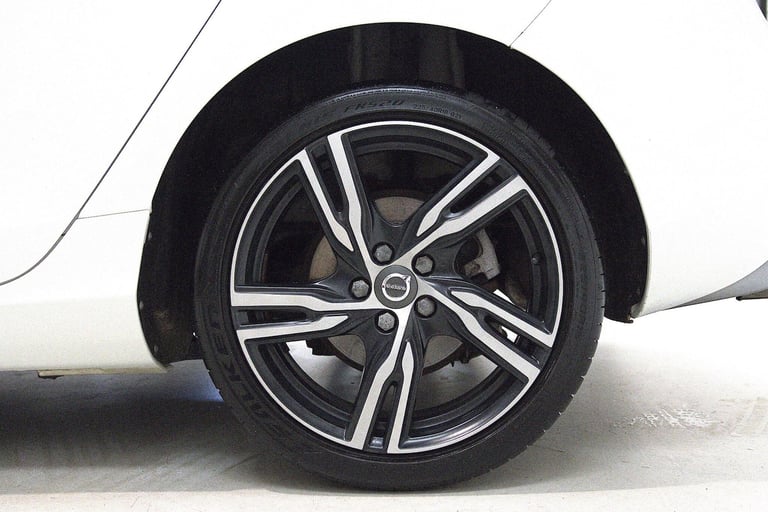 2017 Volvo V40 2.0 T2 R-Design Nav Plus Euro 6 (s/s) 5dr HATCHBACK Petrol Manual