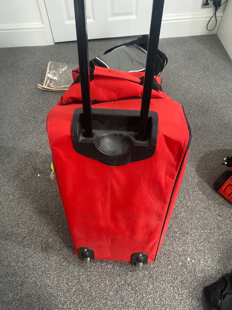 Large wheeled holdall 