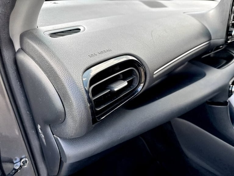  Toyota Yaris VVT-h Design Hatchback HYBRID Automatic