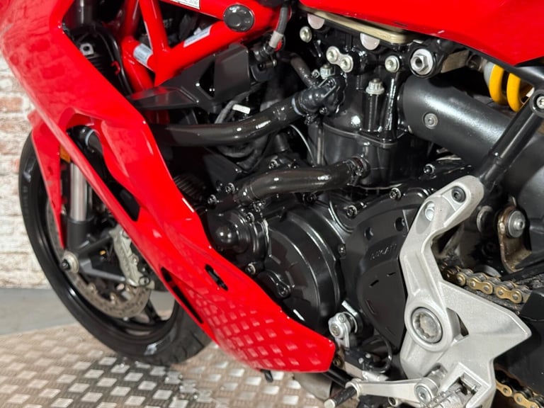 DUCATI SUPERSPORT - 2017 Petrol Manual in Red