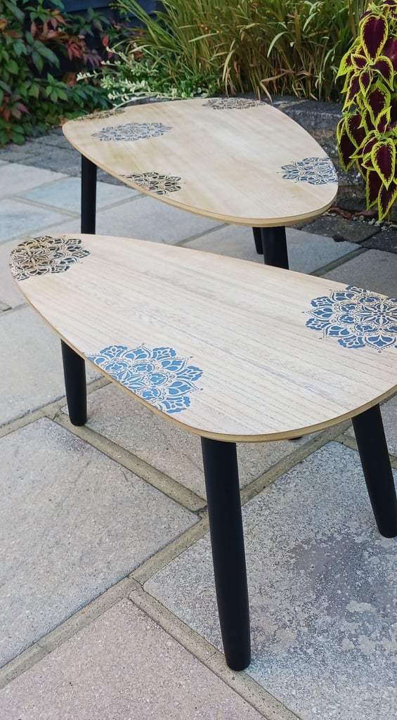 Set of 2 small coffee tables