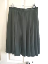 H&M Green pleated skirt size 8