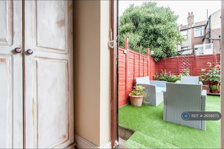 2 bedroom flat in Gilbey Road, London, SW17 (2 bed) (#2658673)