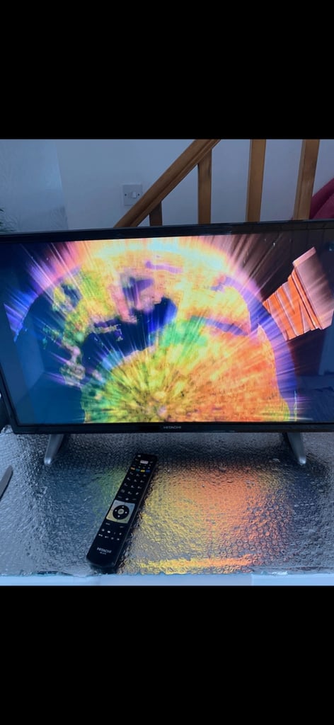 Hitachi 32 inch smart tv/dvd