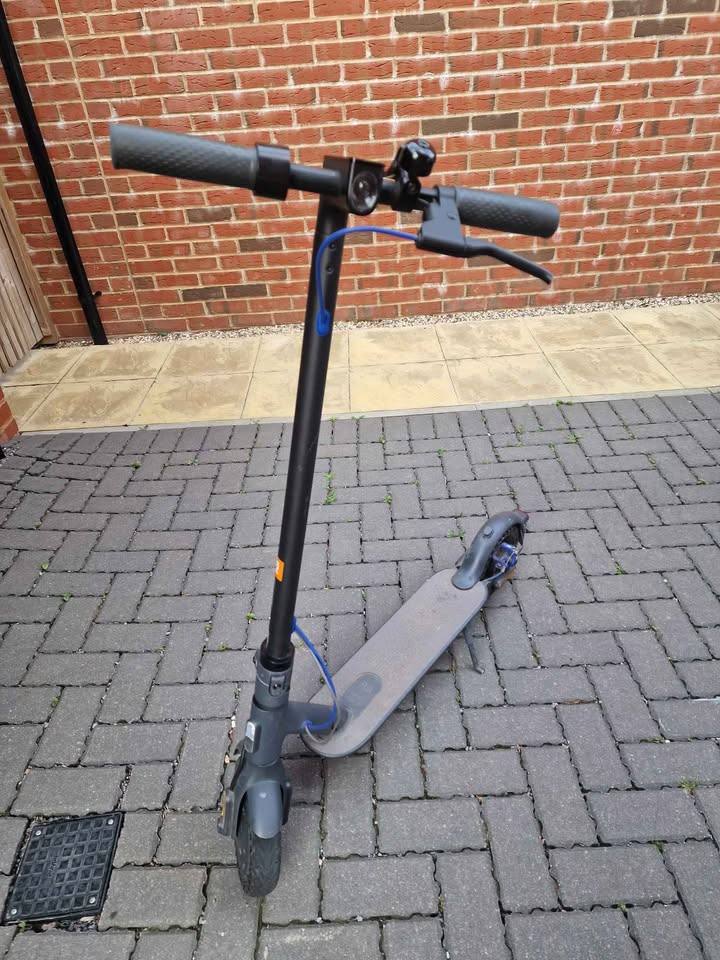 Xiaomi MI 3 scooter with solid tires and Charger