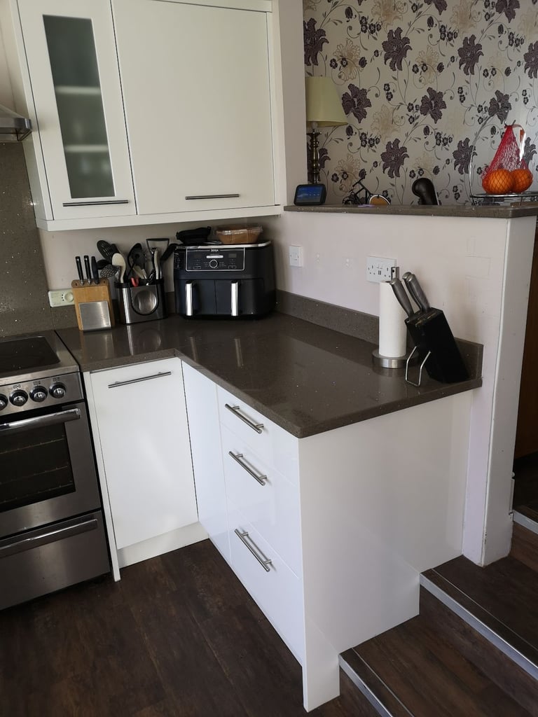 **SOLD** White gloss slab kitchen doors - great condition! 