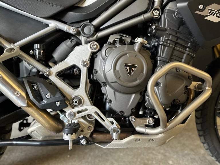 STUNNING ONE OWNER 2023/23 TRIUMPH TIGER 1200 RALLY PRO MOTORCYCLE 