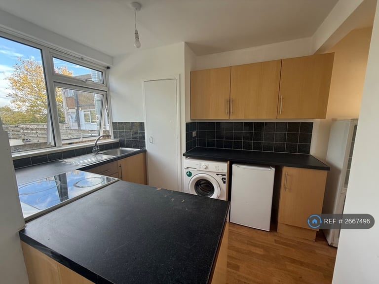 3 bedroom flat in Pooley Green Road, Egham, TW20 (3 bed) (#2667496)