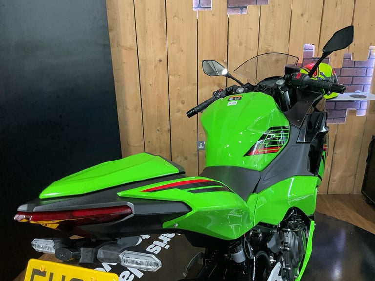 Kawasaki Ninja 500 SE KRT with just 2300 Miles and One Owner! FREE UK DELIVERY!