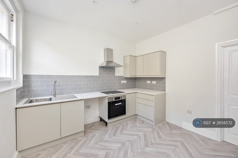3 bedroom flat in West Street, Brighton, BN1 (3 bed) (#2658572)