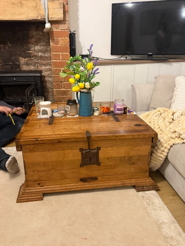 Solid wood storage coffee table 