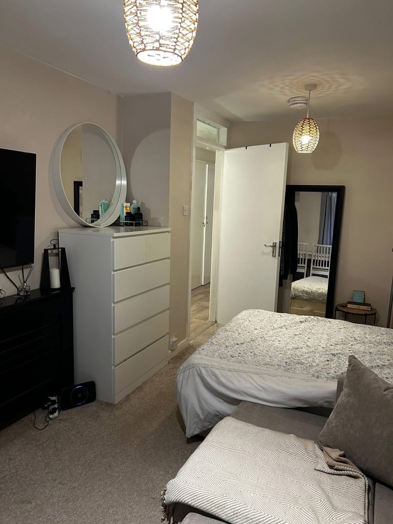 Room to rent in shared 2 bed flat 