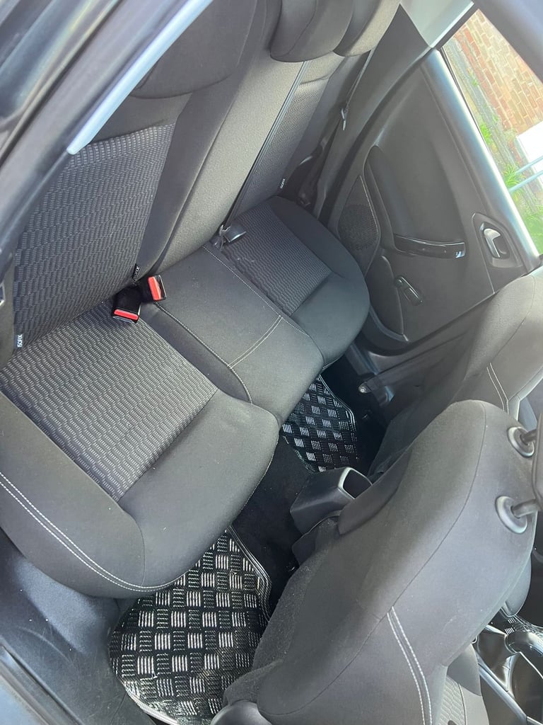 PEUGEOT 208 PURETECH 2017 WITH ONLY 33 K MILES EXCELLENT CONDITION