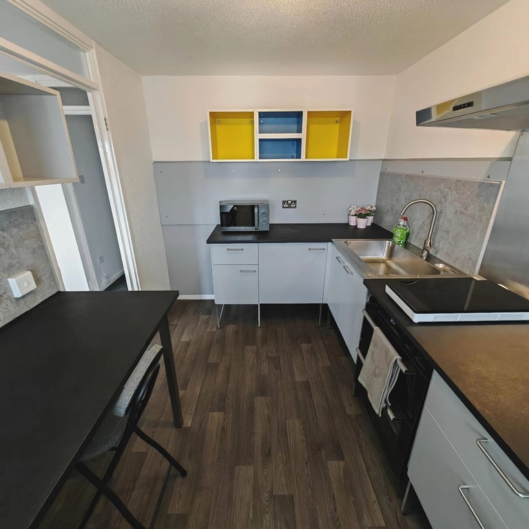 * Available to Rent - DUMBARTON - 2-BED FLAT - UNFURNISHED *