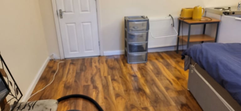 Bedsit to let  Perth city center 