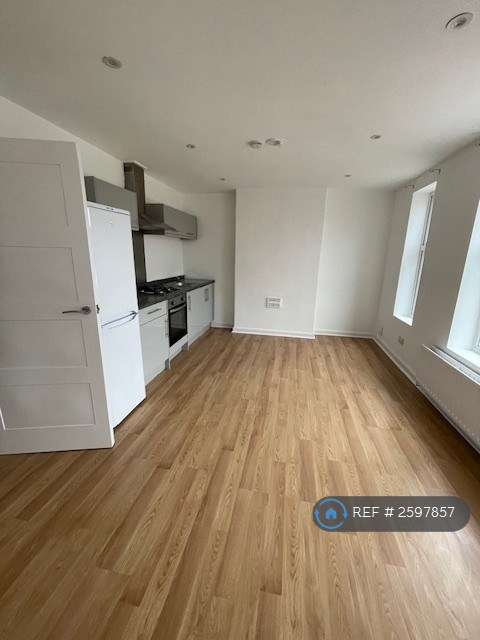 1 bedroom flat in Upper Elmers End Road, Beckenham, BR3 (1 bed) (#2597857)