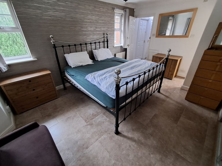 Double en-suite room bills inc L9