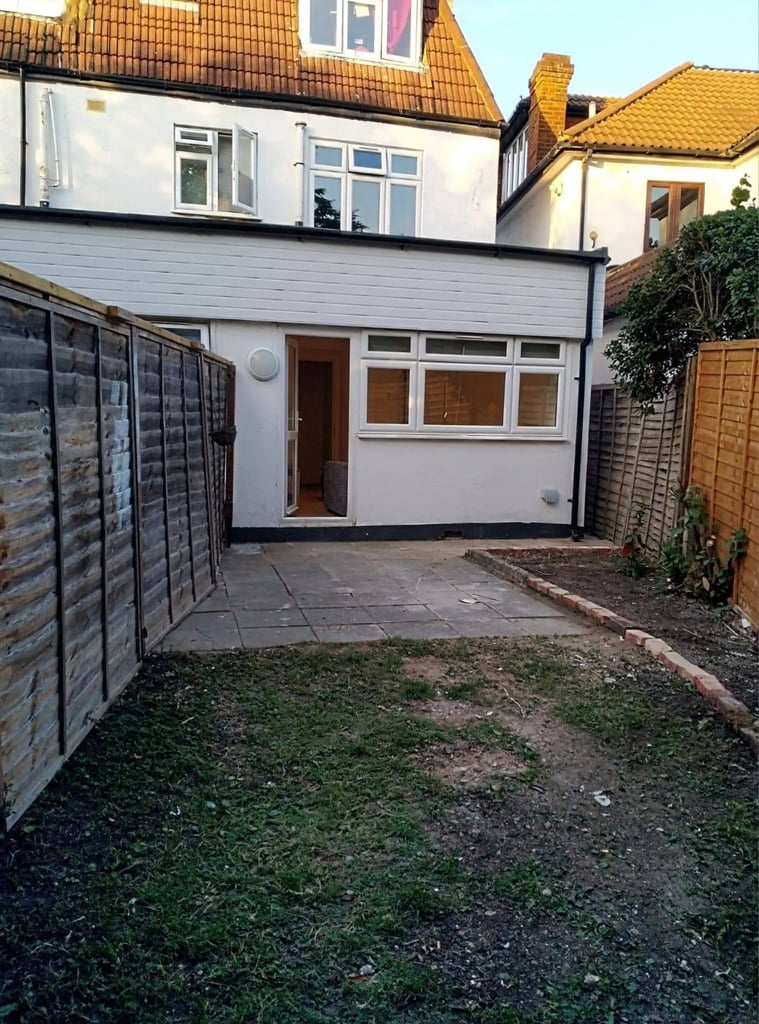 DSS GR FL2 BEDROOM GARDEN FLAT10MIN BUS WIMBLEDON10MIN WALK RAYNES PARK ONLY FOR PARENTS+CHILDREN
