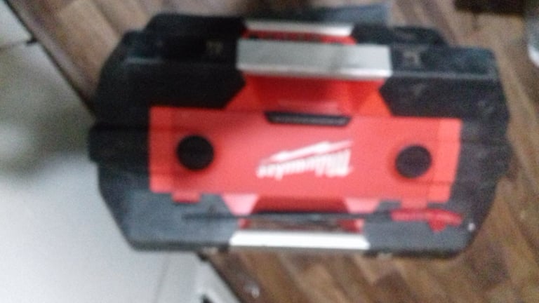 milwaukee heavy duty radio ready for use 