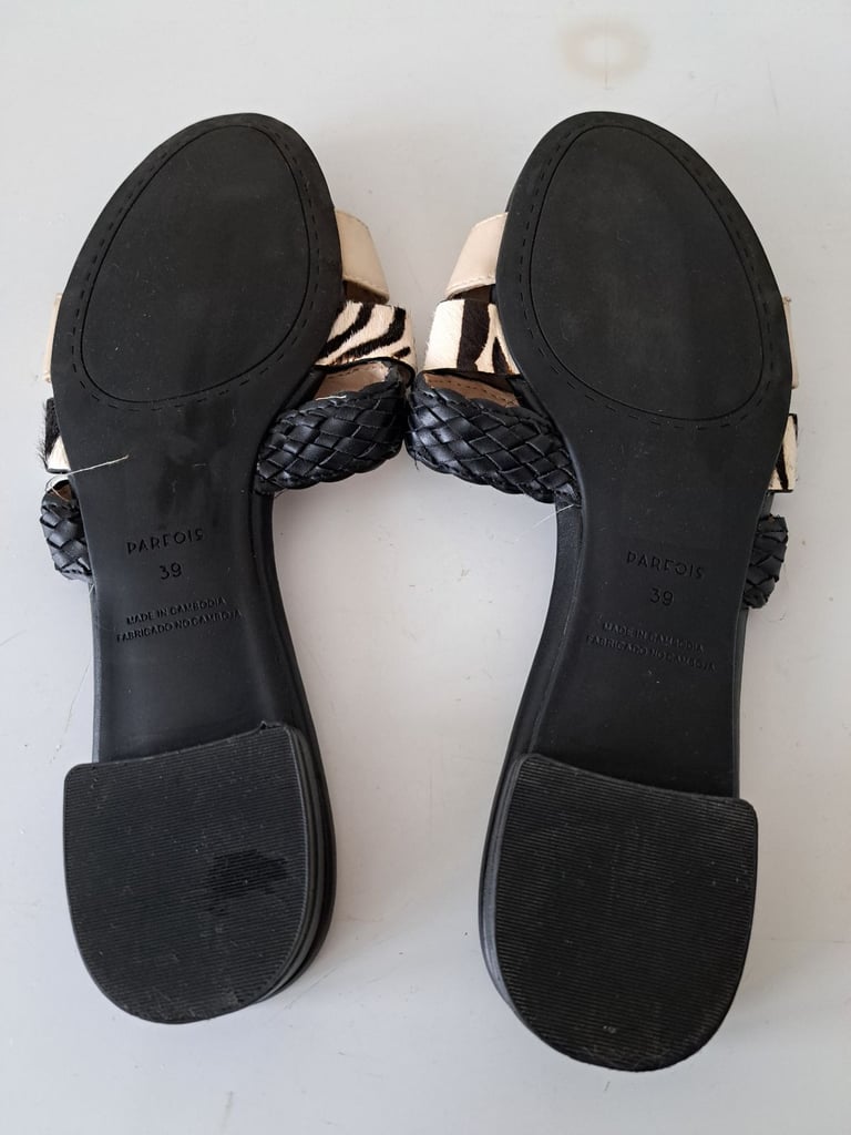 Ladies flat shoes