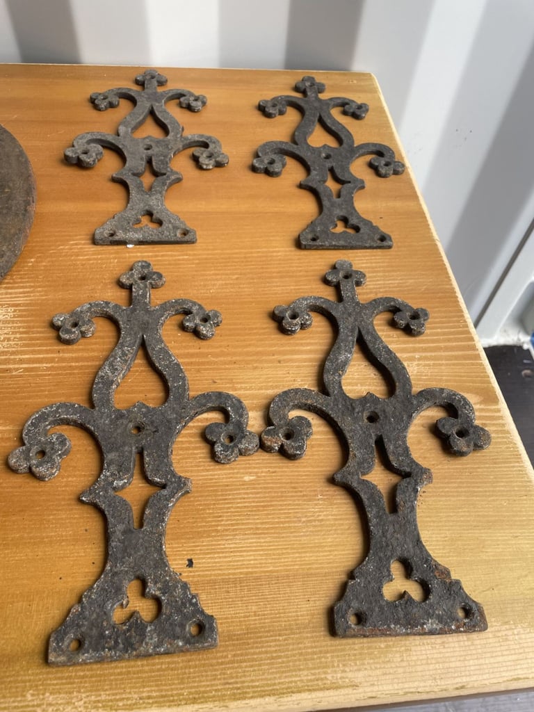 image for VARIOUS VINTAGE COBBLERS SHOE ANVILS AND OTHER IRON PIECES FOR SALE.