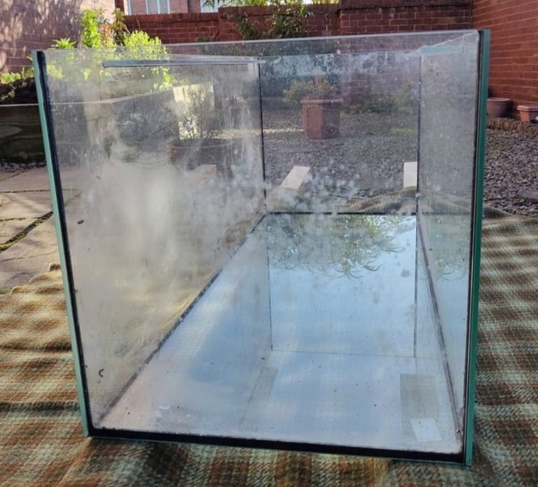 Large fish tank, with external filter, light and heater. 145l