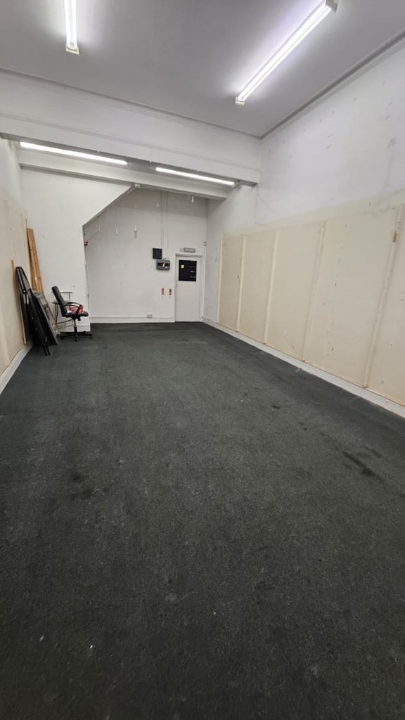 700 Sq foor shop to let in the beautiful Victoria Aracade in Walsall Town Centre