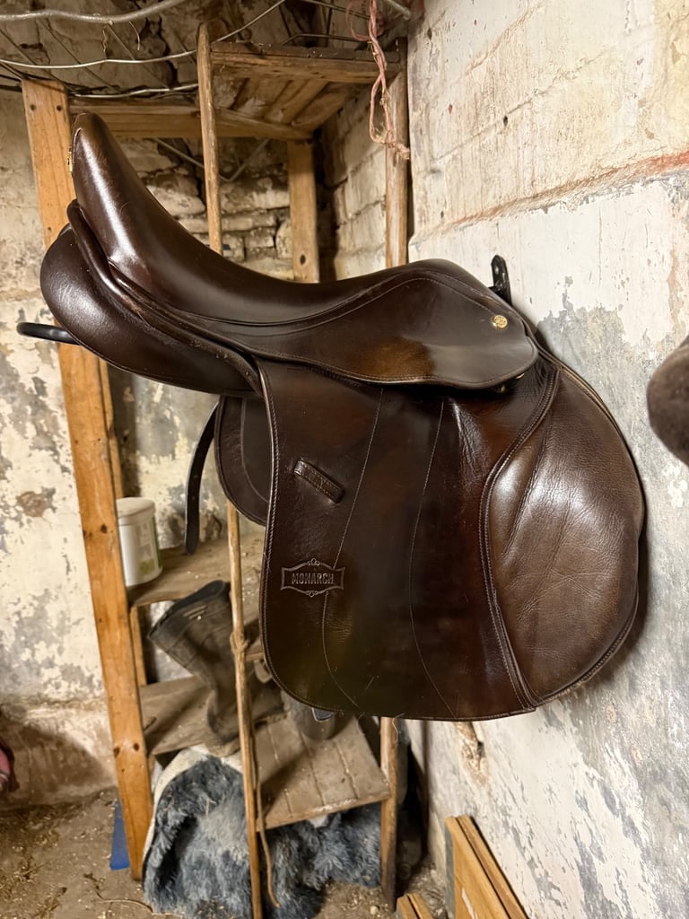 image for Monarch jump saddle 17” changeable gullet 