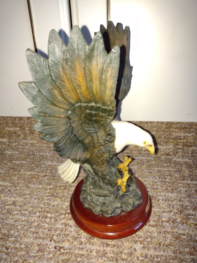 Bird statue 